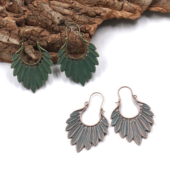 **COSETTA* Vintage Leaf Design Fashion Earrings - Picture 2 of 4